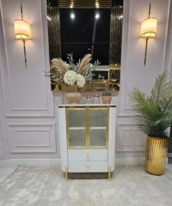 KOMODA Anne Fosco biała, ryflowana, 1 para drzwi, 2 szuflady, przezroczysta szyba, złote szczotkowane elementy, blat z konglomeratu marmurowego, piękna