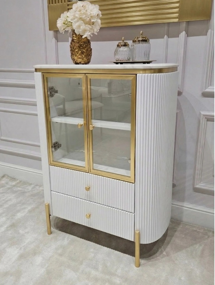 KOMODA Anne Fosco biała, ryflowana, 1 para drzwi, 2 szuflady, przezroczysta szyba, złote szczotkowane elementy, blat z konglomeratu marmurowego