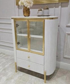 KOMODA Anne Fosco biała, ryflowana, 1 para drzwi, 2 szuflady, przezroczysta szyba, złote szczotkowane elementy, blat z konglomeratu marmurowego