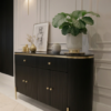 KOMODA Anne Nero Fosco czarna, ryflowana, złote, metalowe dodatki w szczotkowanym wykończeniu, blat z konglomeratu marmurowego, nowoczesny styl, piękna