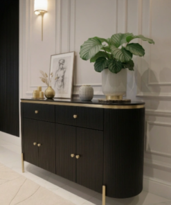 KOMODA Anne Nero Fosco czarna, ryflowana, złote, metalowe dodatki w szczotkowanym wykończeniu, blat z konglomeratu marmurowego, nowoczesny styl, piękna