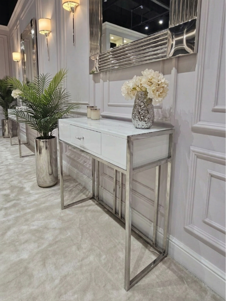 KONSOLA LOUVRE z jedną szufladą, srebrny stelaż, biały korpus w wysokim połysku, styl glamour, piękna