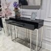 KONSOLA Naomi z dwiema szufladami, czarny połyskujący blat, srebrny stelaż, styl glamour, ekskluzywna