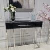 KONSOLA Naomi z dwiema szufladami, czarny połyskujący blat, srebrny stelaż, styl glamour