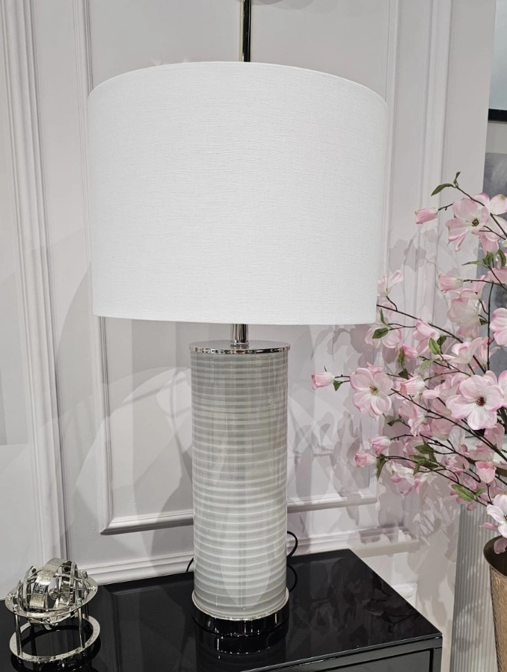 LAMPA STOŁOWA szklana podstawa, biały abażur, srebrne elementy, nowoczesny styl