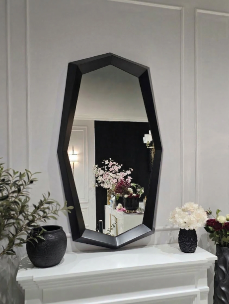 LUSTRO ŚCIENNE Monolith o geometrycznym kształcie, czarna rama ze stali nierdzewnej, nowoczesny styl, piękne