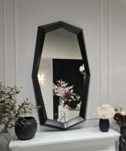 LUSTRO ŚCIENNE Monolith o geometrycznym kształcie, czarna rama ze stali nierdzewnej, nowoczesny styl, piękne