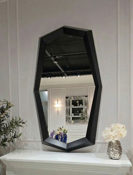 LUSTRO ŚCIENNE Monolith o geometrycznym kształcie, czarna rama ze stali nierdzewnej, nowoczesny styl