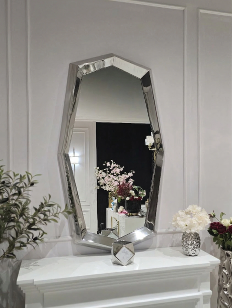 LUSTRO ŚCIENNE Monolith o geometrycznym kształcie, srebrna rama w błyszczącym wykończeniu, nowoczesny styl