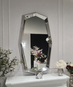 LUSTRO ŚCIENNE Monolith o geometrycznym kształcie, srebrna rama w błyszczącym wykończeniu, nowoczesny styl