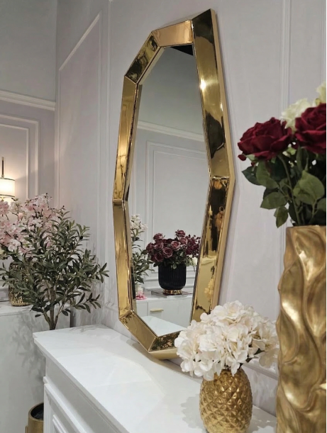 LUSTRO ŚCIENNE Monolith o geometrycznym kształcie, złota rama w błyszczącym wykończeniu, nowoczesny styl, pięke