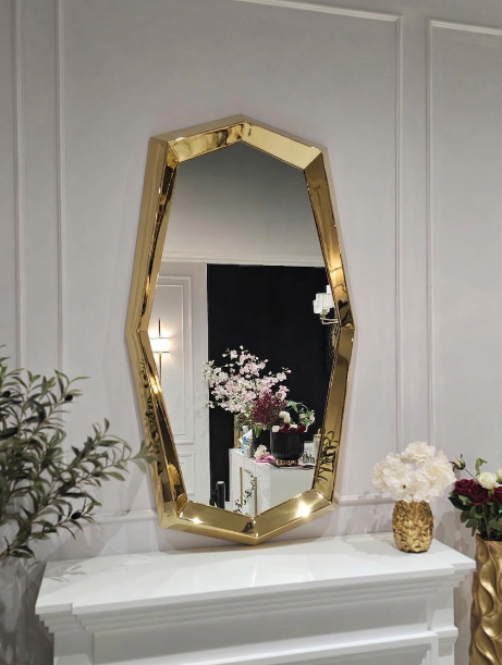 LUSTRO ŚCIENNE Monolith o geometrycznym kształcie, złota rama w błyszczącym wykończeniu, nowoczesny styl