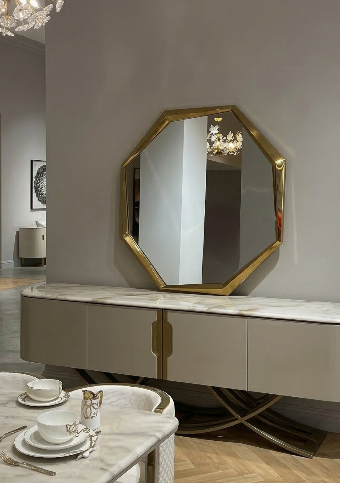 LUSTRO ŚCIENNE w kształcie oktagonu, złota błyszcząca rama ze stali nierdzewnej, nowoczesny styl