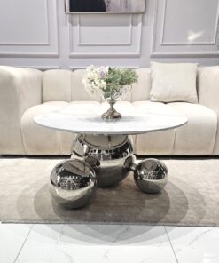 STOLIK KAWOWY Balance Orio, srebrna błyszcząca podstawa w formie trzech kul, okrągły biały blat ze spieku kamiennego, nowoczesny styl, piękny