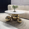 STOLIK KAWOWY Balance Orio, złota błyszcząca podstawa w formie trzech kul, okrągły biały blat ze spieku kamiennego, nowoczesny styl, ekskluzywny