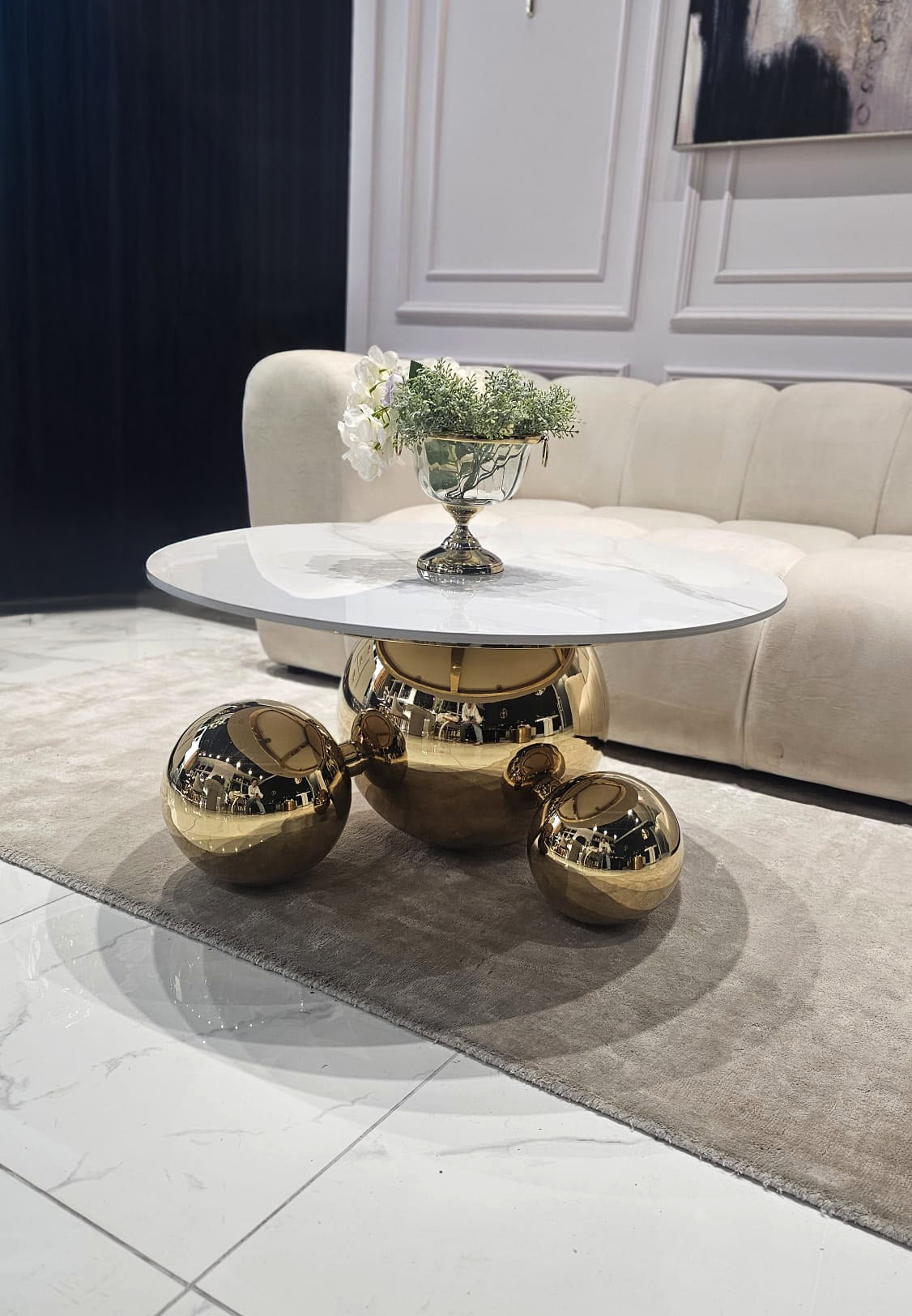 STOLIK KAWOWY Balance Orio, złota błyszcząca podstawa w formie trzech kul, okrągły biały blat ze spieku kamiennego, nowoczesny styl, ekskluzywny
