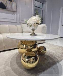 STOLIK KAWOWY Balance Orio, złota błyszcząca podstawa w formie trzech kul, okrągły biały blat ze spieku kamiennego, nowoczesny styl, piękny