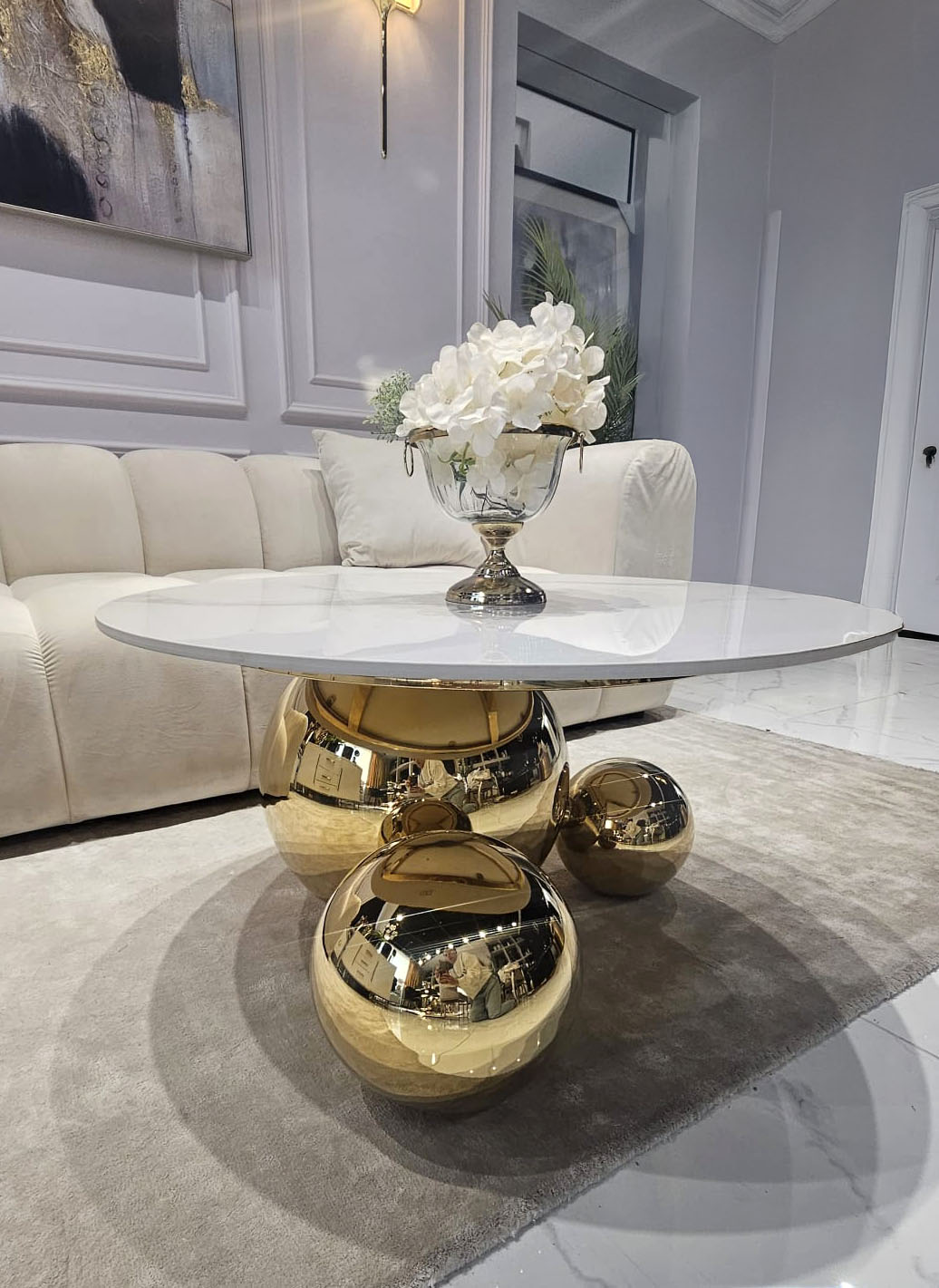 STOLIK KAWOWY Balance Orio, złota błyszcząca podstawa w formie trzech kul, okrągły biały blat ze spieku kamiennego, nowoczesny styl, piękny