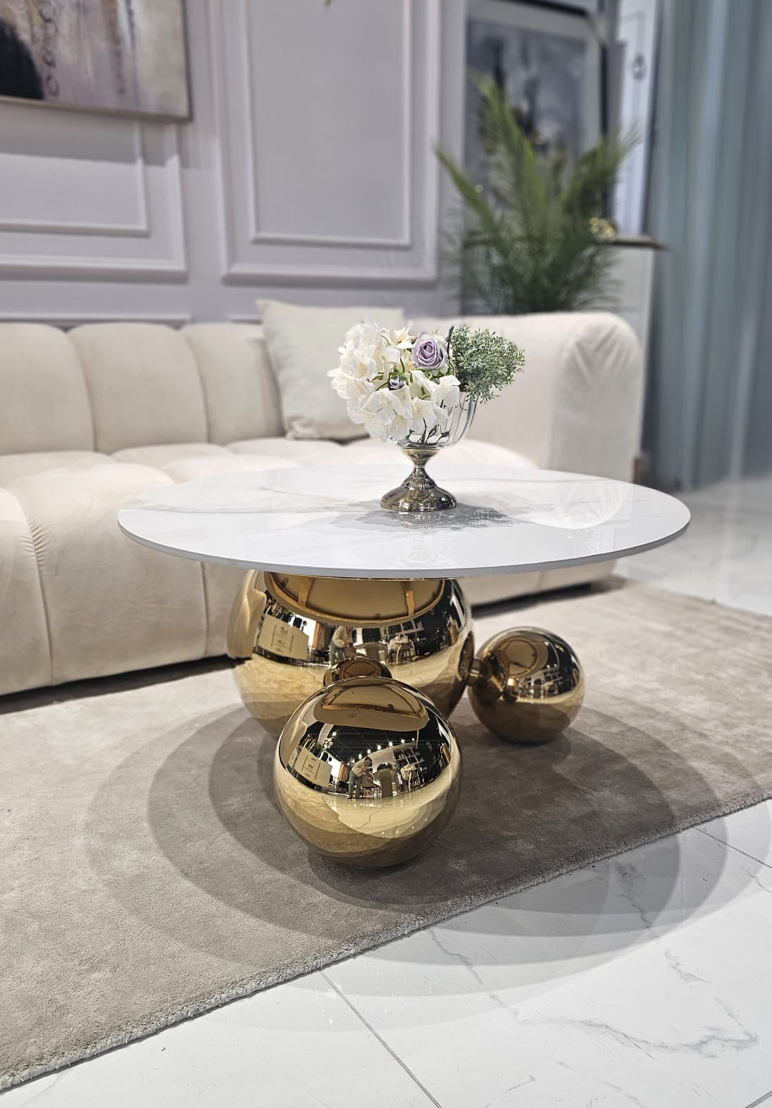 STOLIK KAWOWY Balance Orio, złota błyszcząca podstawa w formie trzech kul, okrągły biały blat ze spieku kamiennego, nowoczesny styl