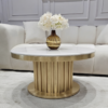 STOLIK KAWOWY Riviera, duży, złota szczotkowana, designerska podstawa, biały blat z konglomeratu, nowoczesny styl