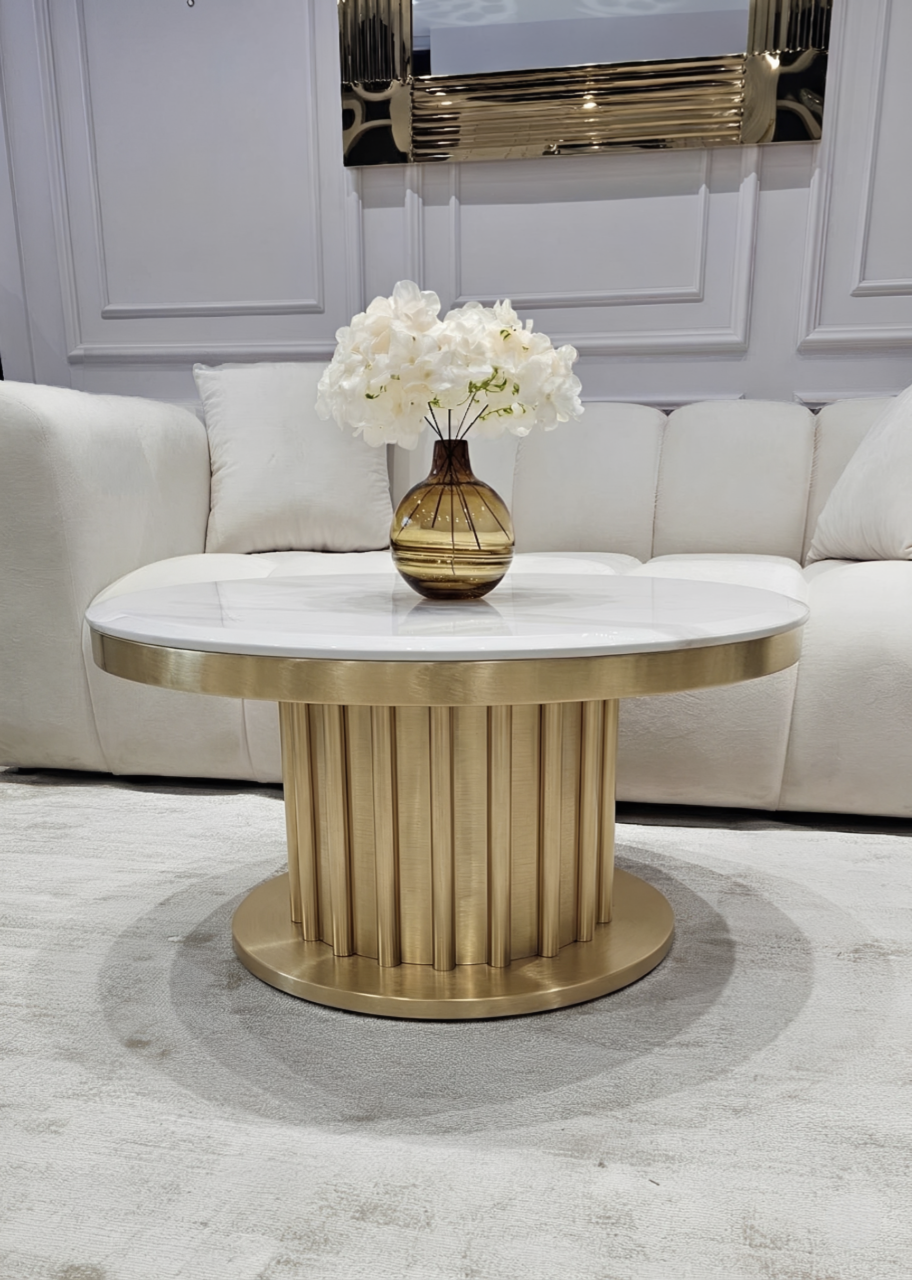 STOLIK KAWOWY Riviera, duży, złota szczotkowana, designerska podstawa, biały blat z konglomeratu, nowoczesny styl
