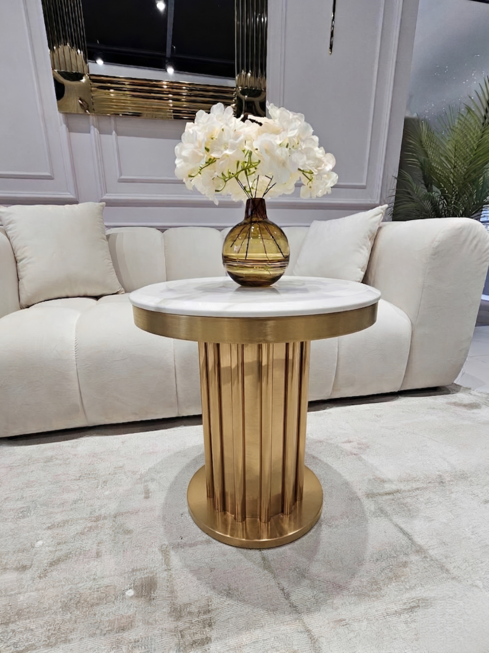 STOLIK KAWOWY Riviera, mały, złota szczotkowana, designerska podstawa, biały blat z konglomeratu, nowoczesny styl