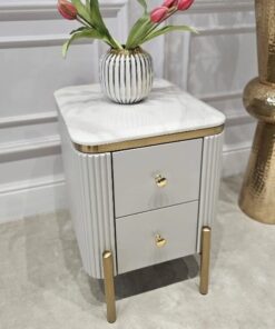SZAFKA NOCNA Anne Cashmir Fosco kaszmirowa, prostokątna, ryflowana, 2 szuflady, złote szczotkowane nóżki i uchwyty, blat z konglomeratu, ekskluzywna