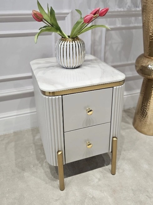 SZAFKA NOCNA Anne Cashmir Fosco kaszmirowa, prostokątna, ryflowana, 2 szuflady, złote szczotkowane nóżki i uchwyty, blat z konglomeratu, ekskluzywna