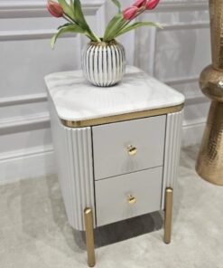 SZAFKA NOCNA Anne Cashmir Fosco kaszmirowa, prostokątna, ryflowana, 2 szuflady, złote szczotkowane nóżki i uchwyty, blat z konglomeratu, ekskluzywna