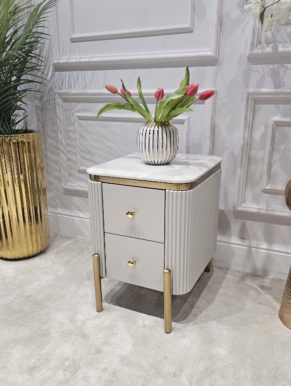 SZAFKA NOCNA Anne Cashmir Fosco kaszmirowa, prostokątna, ryflowana, 2 szuflady, złote szczotkowane nóżki i uchwyty, blat z konglomeratu, piękna
