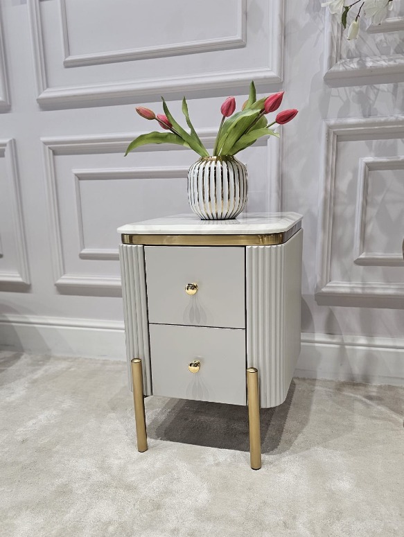 SZAFKA NOCNA Anne Cashmir Fosco kaszmirowa, prostokątna, ryflowana, 2 szuflady, złote szczotkowane nóżki i uchwyty, blat z konglomeratu