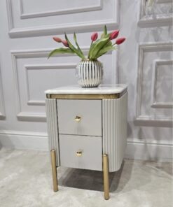 SZAFKA NOCNA Anne Cashmir Fosco kaszmirowa, prostokątna, ryflowana, 2 szuflady, złote szczotkowane nóżki i uchwyty, blat z konglomeratu