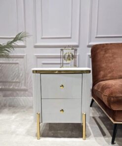 SZAFKA NOCNA Anne Cashmir kaszmirowa, prostokątna, ryflowana, 2 szuflady, złote błyszczące nóżki i uchwyty, blat z konglomeratu