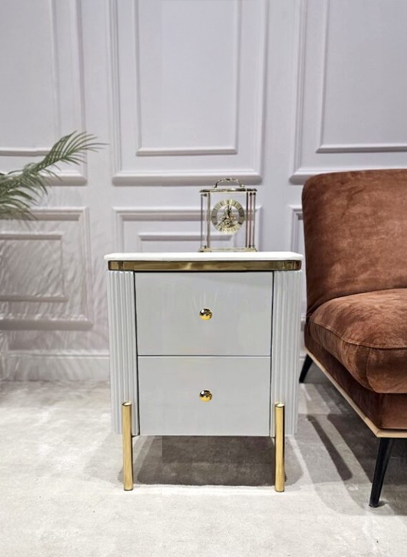 SZAFKA NOCNA Anne Cashmir kaszmirowa, prostokątna, ryflowana, 2 szuflady, złote błyszczące nóżki i uchwyty, blat z konglomeratu