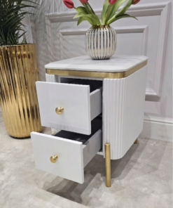 SZAFKA NOCNA Anne Fosco biała, prostokątna, ryflowana, 2 szuflady, złote szczotkowane nóżki i uchwyty, blat z konglomeratu, piękna