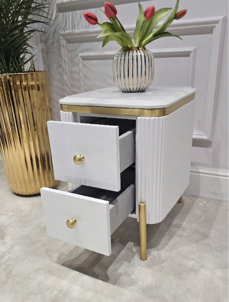 SZAFKA NOCNA Anne Fosco biała, prostokątna, ryflowana, 2 szuflady, złote szczotkowane nóżki i uchwyty, blat z konglomeratu, piękna