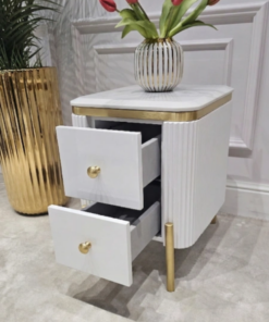SZAFKA NOCNA Anne Fosco biała, prostokątna, ryflowana, 2 szuflady, złote szczotkowane nóżki i uchwyty, blat z konglomeratu, piękna