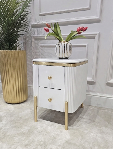 SZAFKA NOCNA Anne Fosco biała, prostokątna, ryflowana, 2 szuflady, złote szczotkowane nóżki i uchwyty, blat z konglomeratu