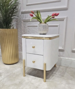 SZAFKA NOCNA Anne Fosco biała, prostokątna, ryflowana, 2 szuflady, złote szczotkowane nóżki i uchwyty, blat z konglomeratu