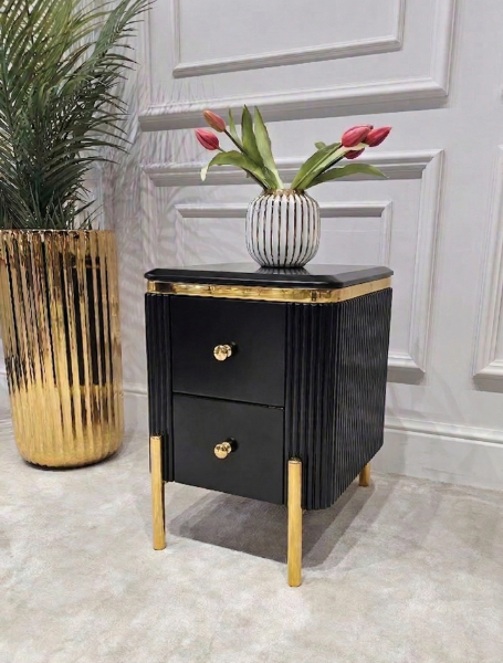 SZAFKA NOCNA Anne Nero czarna, prostokątna, ryflowana, 2 szuflady, złote błyszczące nóżki i uchwyty, blat z konglomeratu