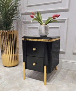 SZAFKA NOCNA Anne Nero czarna, prostokątna, ryflowana, 2 szuflady, złote błyszczące nóżki i uchwyty, blat z konglomeratu