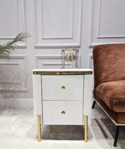 SZAFKA NOCNA Anne biała, prostokątna, ryflowana, 2 szuflady, złote błyszczące nóżki i uchwyty, blat z konglomeratu