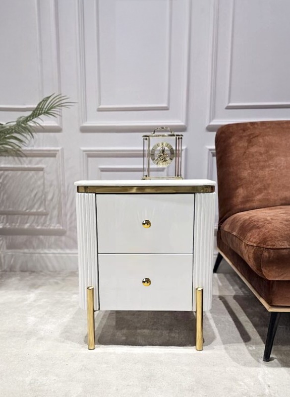 SZAFKA NOCNA Anne biała, prostokątna, ryflowana, 2 szuflady, złote błyszczące nóżki i uchwyty, blat z konglomeratu