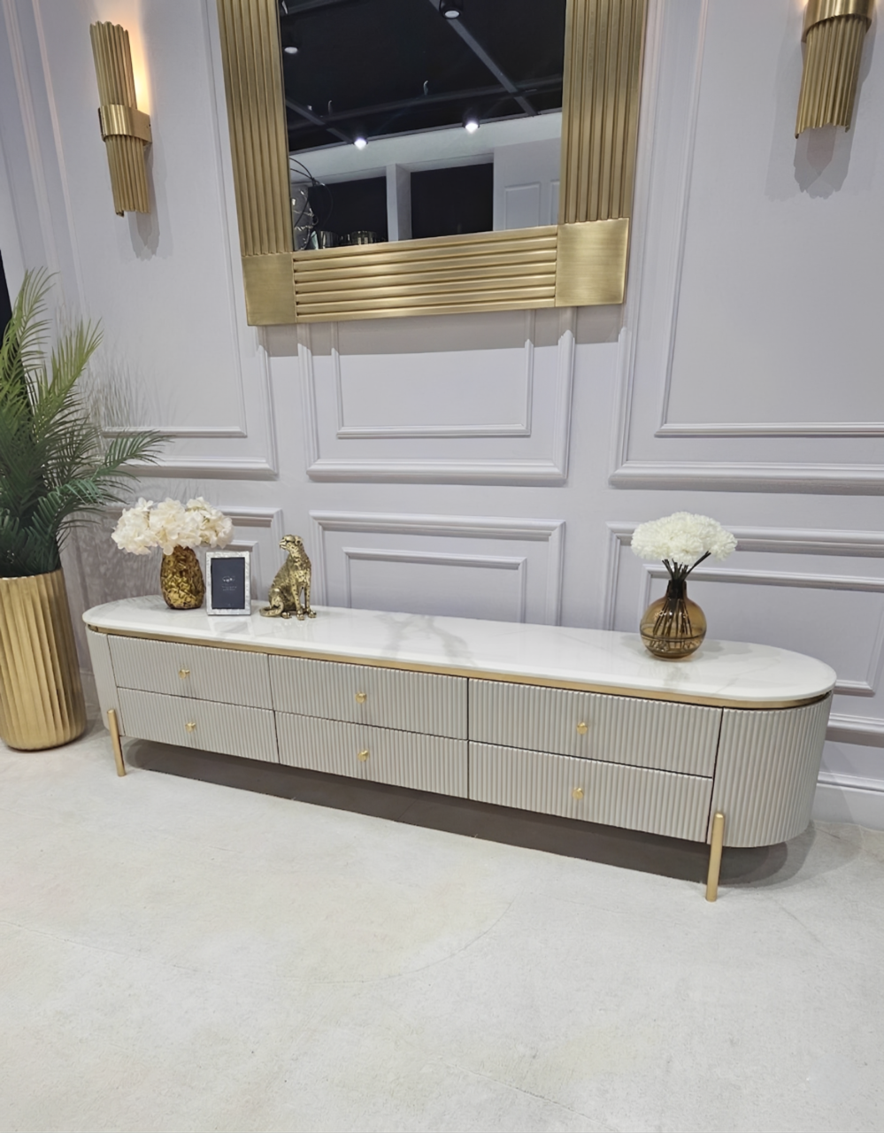 SZAFKA RTV Anne Cashmir Fosco, ryflowany kaszmirowy korpus, blat z konglomeratu marmurowego, złote, szczotkowane dodatki