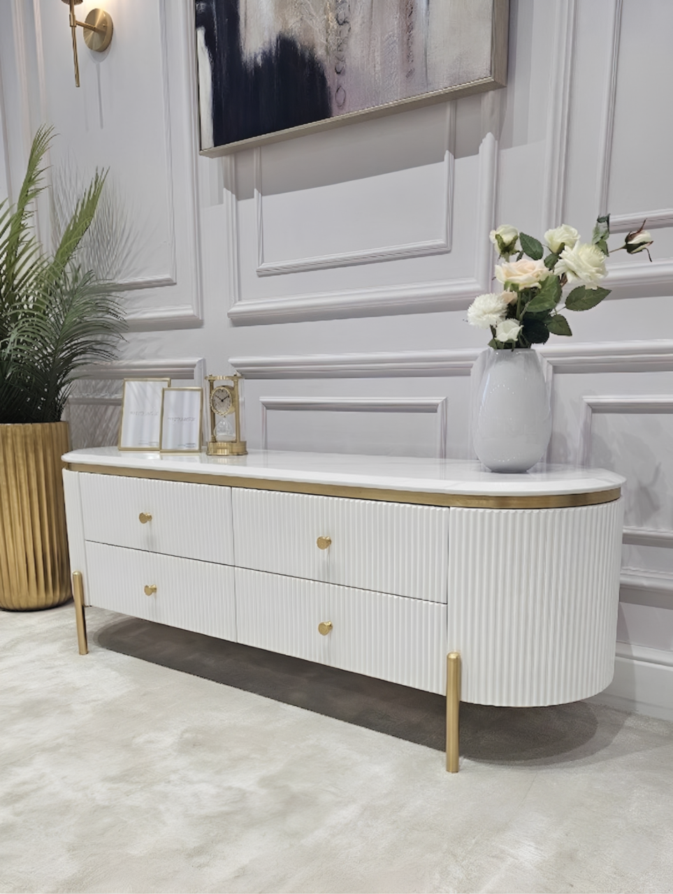 SZAFKA RTV Anne Fosco biała, ryflowana, 4 szuflady, złote szczotkowane elementy, blat z konglomeratu marmurowego - 140 cm