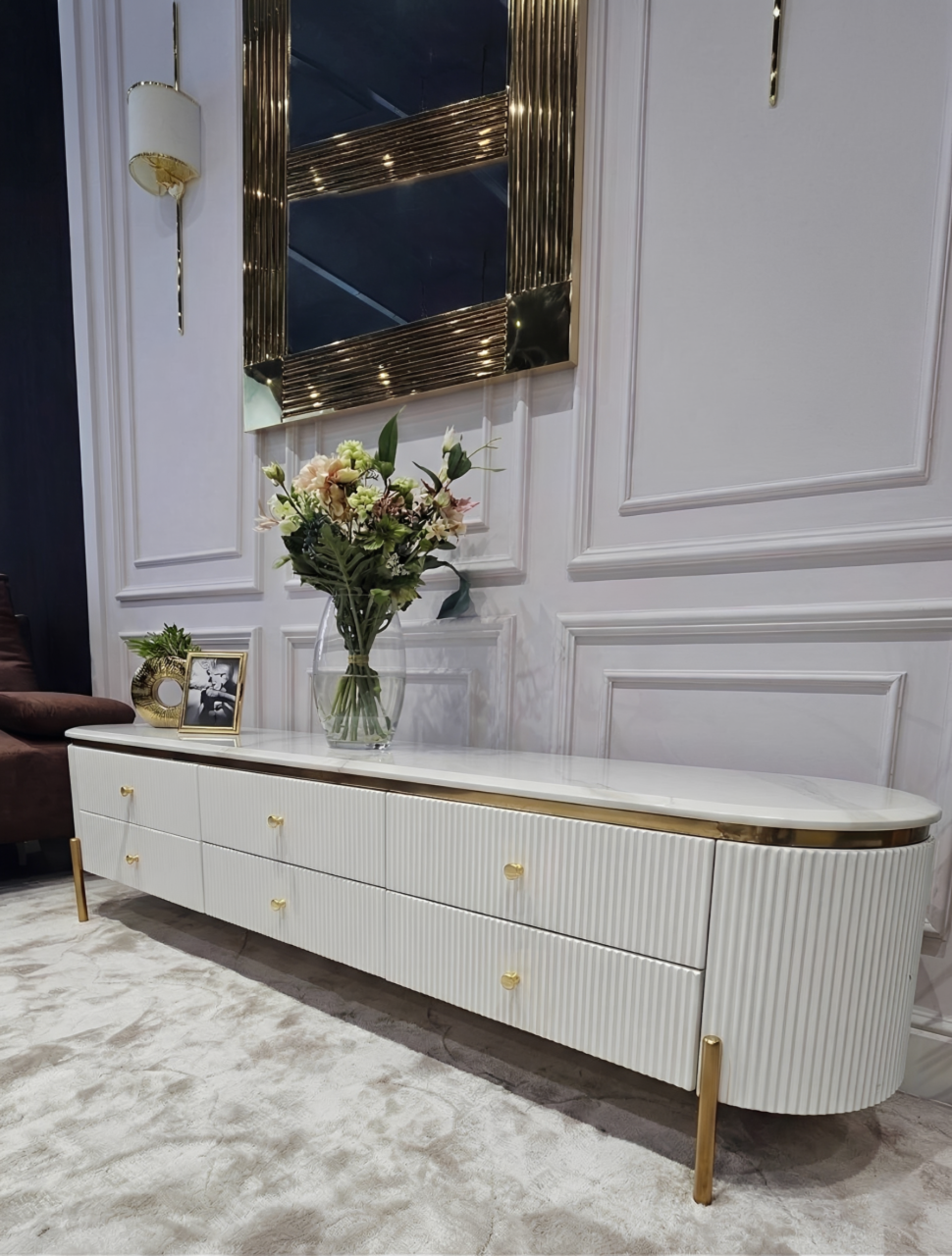 SZAFKA RTV Anne Fosco biała, ryflowana, 6 szuflad, złote szczotkowane elementy, blat z konglomeratu marmurowego - 200 cm