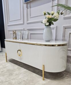 SZAFKA RTV Anne owalna, biała, ryflowana, 1 para drzwi, złote błyszczące elementy, blat z konglomeratu marmurowego