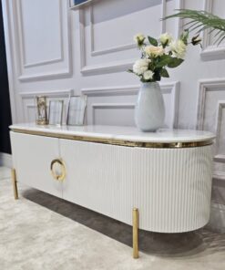 SZAFKA RTV Anne owalna, biała, ryflowana, 1 para drzwi, złote błyszczące elementy, blat z konglomeratu marmurowego