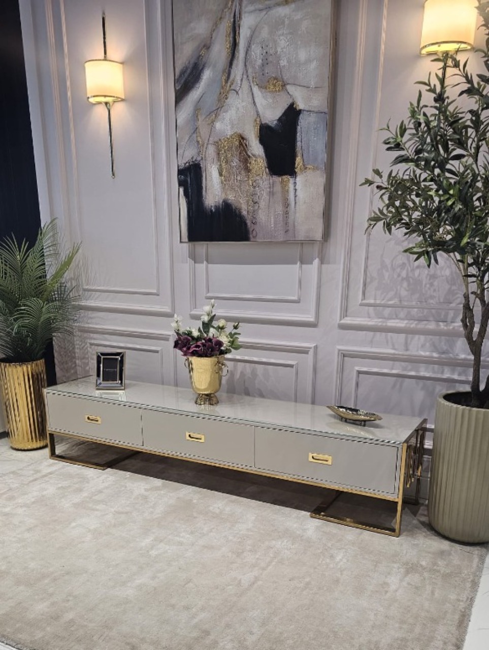 SZAFKA RTV Espiro kaszmirowa, prostokątna złote, metalowe dodatki, styl glamour, nowoczesny, ekskluzywna