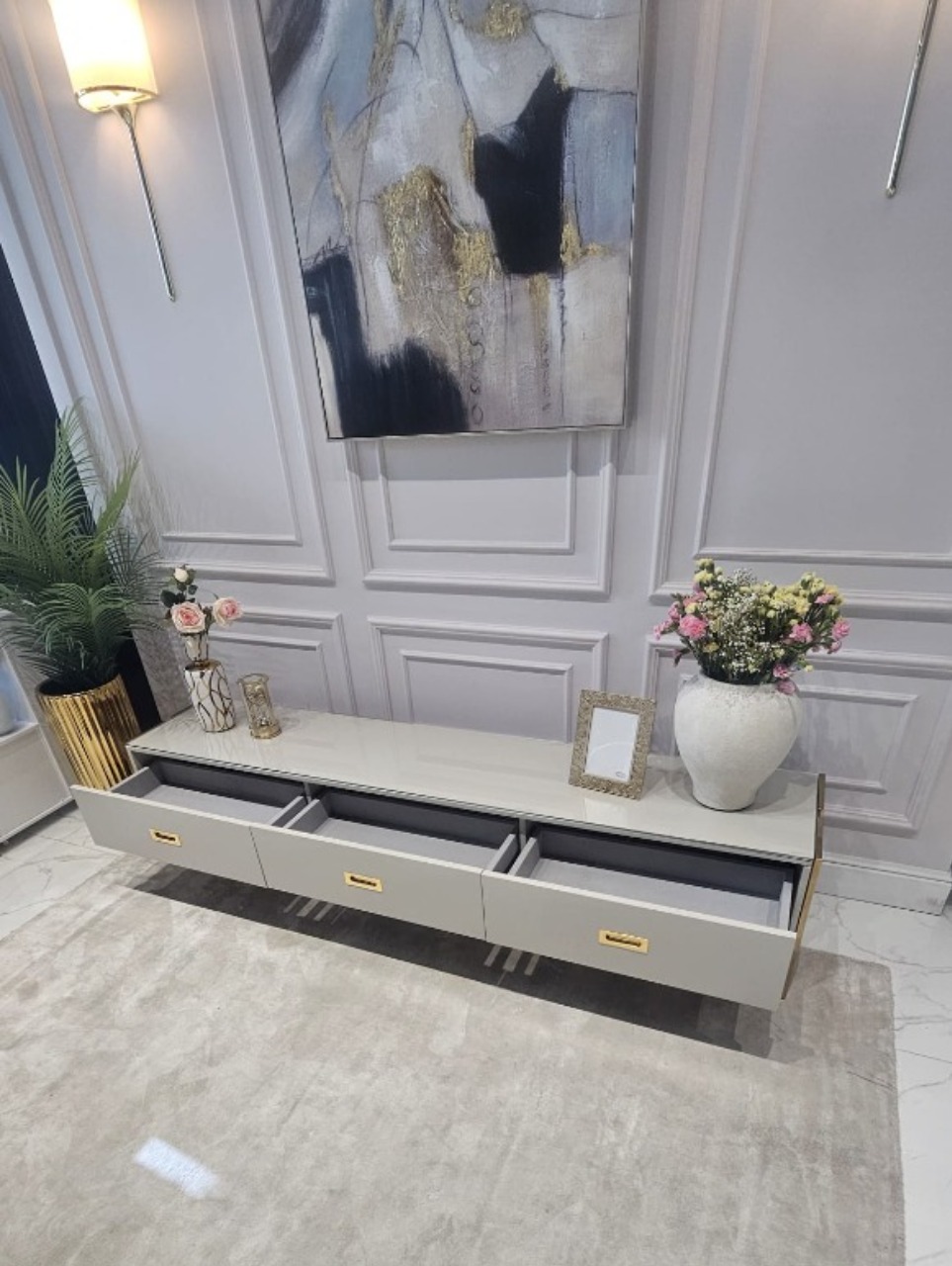 SZAFKA RTV Espiro kaszmirowa, prostokątna złote, metalowe dodatki, styl glamour, nowoczesny, piękna